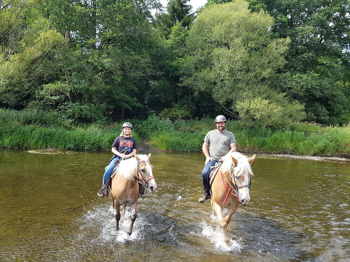 Whether spring, summer, autumn or winter, all seasons are suitable for long horseback riding.