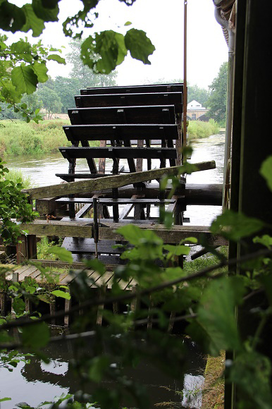 En aval du village, le remarquable vieux moulin à eau restauré et en ordre de marche actionnait une scierie par le passé. Sa construction remonte à l'époque autrichienne. La girouette aux armes impériales date de 1770.